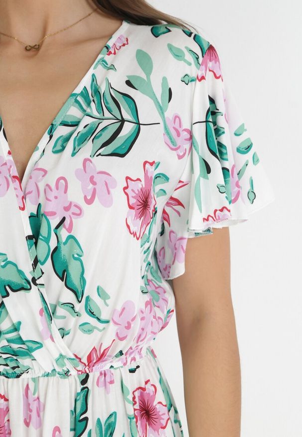 Born2be - Biała Sukienka Mini z Gumką w Pasie i Krótkimi Rękawami z Wiskozy Ferny. Okazja: na co dzień. Typ kołnierza: dekolt kopertowy. Kolor: biały. Materiał: wiskoza. Długość rękawa: krótki rękaw. Typ sukienki: kopertowe. Styl: casual. Długość: mini