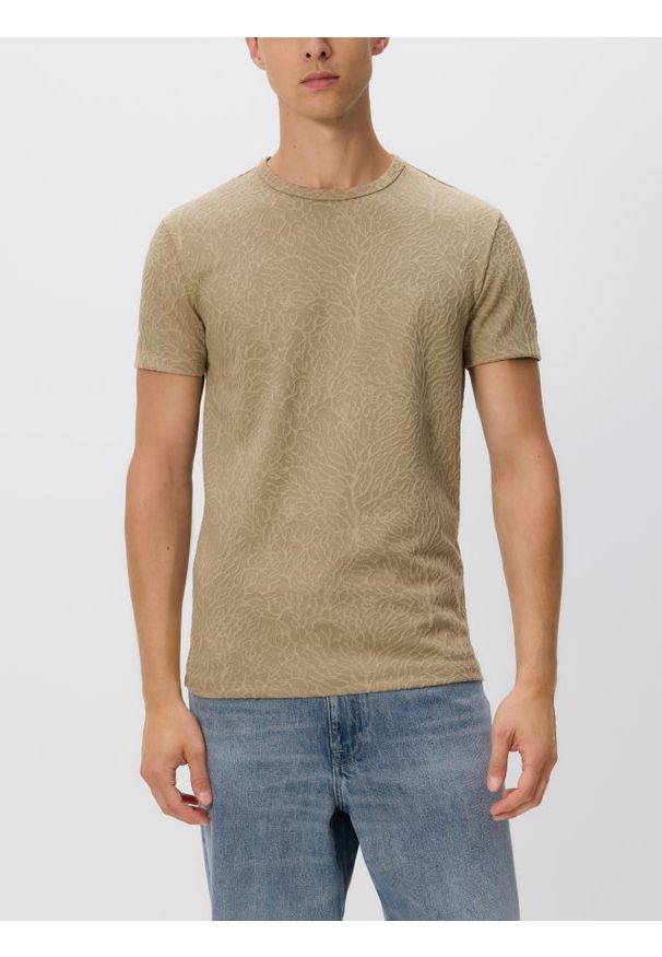 Reserved - Strukturalny t-shirt slim - beżowy. Kolor: beżowy. Materiał: bawełna, dzianina
