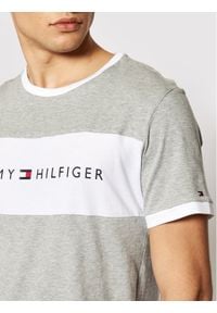 TOMMY HILFIGER - Tommy Hilfiger T-Shirt Logo Flag UM0UM01170 Szary Regular Fit. Kolor: szary. Materiał: bawełna #5