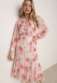 Born2be - Różowa Zwiewna Sukienka z Długim Rękawem Falbanami i Wiązanym Paskiem Aezera. Okazja: na co dzień, do pracy, na randkę. Kolor: różowy. Materiał: jeans, zamsz, poliester. Długość rękawa: długi rękaw. Typ sukienki: proste. Styl: casual, klasyczny, elegancki #1
