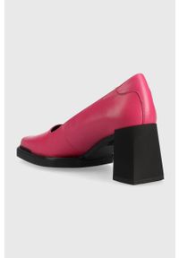 Vagabond Shoemakers czółenka skórzane EDWINA kolor różowy na słupku 5310.101.46. Kolor: różowy. Materiał: skóra. Obcas: na słupku. Wysokość obcasa: średni #4