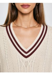 Big-Star - Sweter damski z wiskozy z dekoltem v-neck kremowy Cyntylia 102. Kolor: kremowy. Materiał: wiskoza. Wzór: ze splotem. Styl: klasyczny