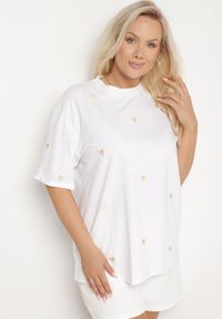 Born2be - Biało-Beżowy Bawełniany T-shirt Zdobiony Haftem w Kształcie Serc Naloree. Okazja: na co dzień. Kolekcja: plus size. Kolor: biały. Materiał: bawełna. Wzór: aplikacja, haft. Styl: klasyczny, elegancki, casual #4