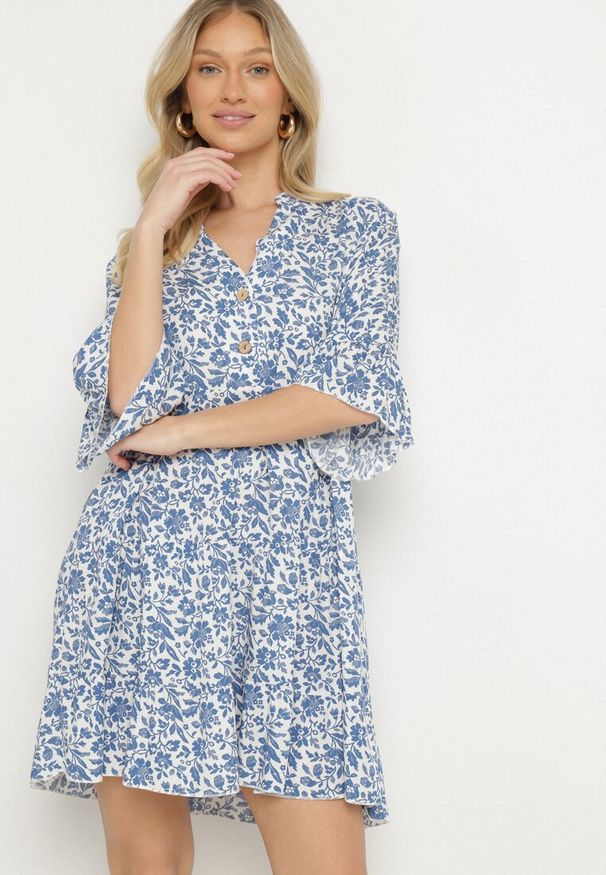 Born2be - Biało-Niebieska Bawełniana Sukienka w Kwiaty o Rozkloszowanym Kroju Jenaleira. Okazja: na co dzień. Typ kołnierza: dekolt w serek. Kolor: biały. Materiał: bawełna. Długość rękawa: krótki rękaw. Wzór: kwiaty. Styl: casual, klasyczny