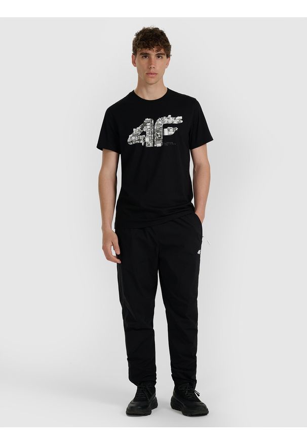 4f - 4F T-shirt regular z nadrukiem męski - czarny M. Kolor: czarny. Materiał: włókno, skóra, materiał, bawełna. Wzór: nadruk. Styl: klasyczny