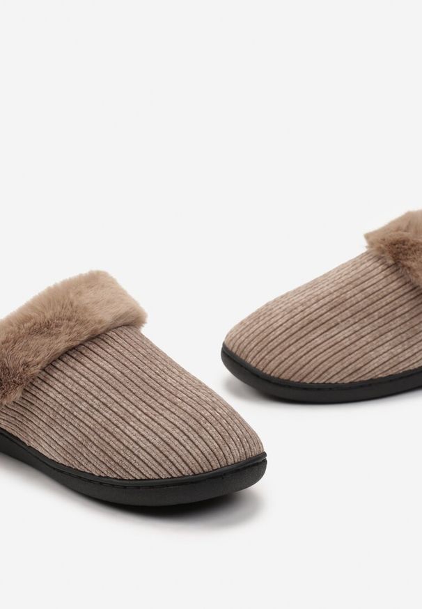 Born2be - Ciemnobeżowe Prążkowane Kapcie z Weluru Wyścielone Futerkiem Oraline. Kolor: beżowy. Materiał: welur, futro, prążkowany. Sezon: zima, jesień
