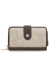 Portfel damski Anekke, z dekoracyjnym nadrukiem i metalowym logo zamykany na klapę wyposażony w przegrody na banknoty kieszeń na monety oraz liczne m. Kolor: brązowy. Wzór: nadruk #3