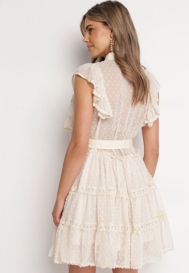 Born2be - Jasnobeżowa Koszulowa Sukienka Mini z Falbankami i Wiązanym Paskiem Divertire. Typ kołnierza: kołnierz z falbankami. Kolor: beżowy. Materiał: tkanina, materiał. Typ sukienki: koszulowe. Długość: mini