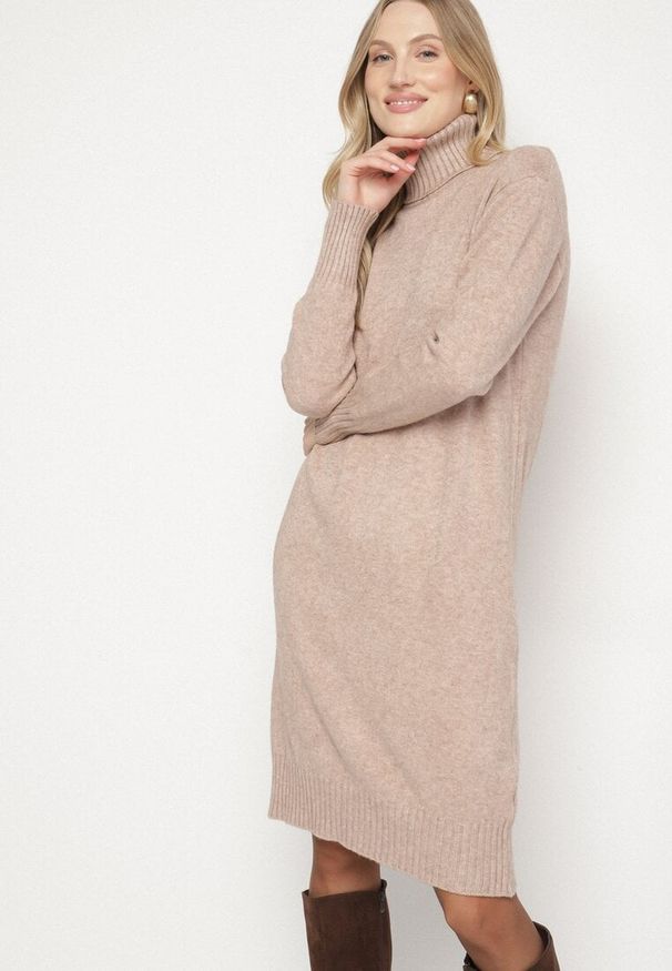 Born2be - Beżowa Dzianinowa Sukienka z Bawełną o Prostym Kroju z Golfem Tesala. Okazja: do pracy, na spotkanie biznesowe. Typ kołnierza: golf. Kolor: beżowy. Materiał: dzianina, bawełna. Wzór: jednolity. Typ sukienki: proste. Styl: klasyczny, biznesowy
