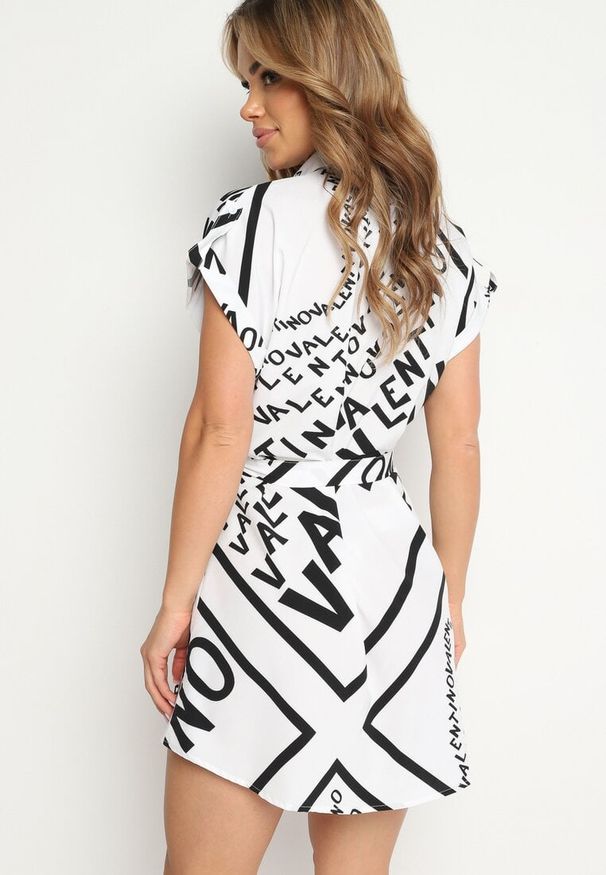 Born2be - Biało-Czarna Koszulowa Sukienka z Materiałowym Paskiem w Talii i Ozdobnymi Napisami Gareta. Okazja: na co dzień. Typ kołnierza: dekolt w kształcie V. Kolor: biały. Materiał: materiał. Wzór: napisy. Typ sukienki: koszulowe. Styl: casual, klasyczny, elegancki