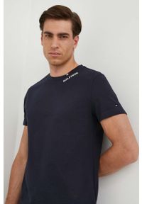 TOMMY HILFIGER - Tommy Hilfiger t-shirt bawełniany kolor granatowy z aplikacją. Kolor: niebieski. Materiał: bawełna. Długość rękawa: krótki rękaw. Długość: krótkie. Wzór: aplikacja. Styl: klasyczny #2