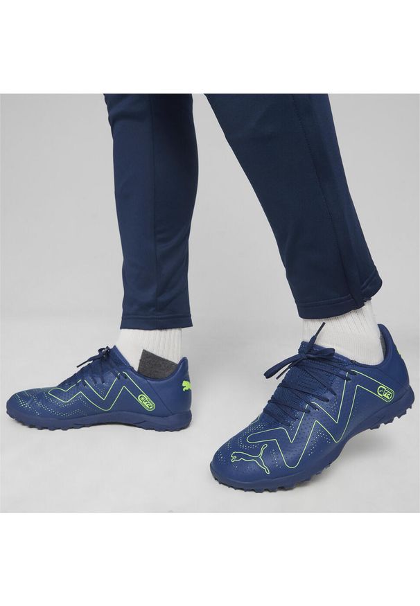 Buty piłkarskie męskie Puma Future Play Tt. Zapięcie: sznurówki. Kolor: zielony, niebieski, wielokolorowy. Materiał: guma, syntetyk, tkanina, materiał. Szerokość cholewki: normalna. Sport: piłka nożna