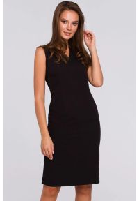 Sukienki.shop - Klasyczna elegancka sukienka midi z dekoltem V czarna. Okazja: na randkę, na imprezę, do pracy. Kolor: czarny. Długość rękawa: bez rękawów. Styl: elegancki, klasyczny. Długość: midi #1