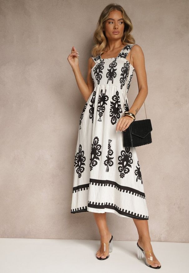 Renee - Biała Rozkloszowana Sukienka z Wiskozy z Ornamentnym Motywem Aloxe. Kolor: biały. Materiał: wiskoza. Sezon: lato