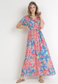 Born2be - Niebiesko-Różowa Kopertowa Sukienka Maxi z Gumką w Pasie w Kwiaty z Wiskozy Aryna. Kolor: niebieski. Materiał: wiskoza. Długość rękawa: krótki rękaw. Wzór: kwiaty. Sezon: wiosna, lato. Typ sukienki: kopertowe. Długość: maxi #1