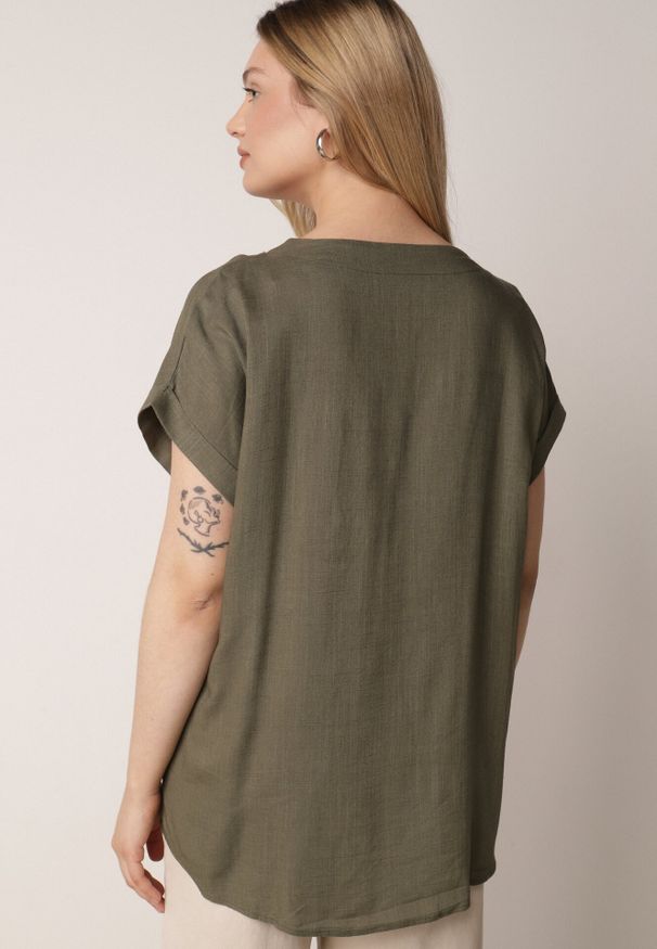 Born2be - Zielona Nietoperzowa Bluzka z Krótkim Rękawem z Lnem i Wiskozą Isirtila. Okazja: na co dzień, do pracy. Kolor: zielony. Materiał: wiskoza, len. Długość rękawa: krótki rękaw. Długość: krótkie. Sezon: lato. Styl: casual, klasyczny, elegancki