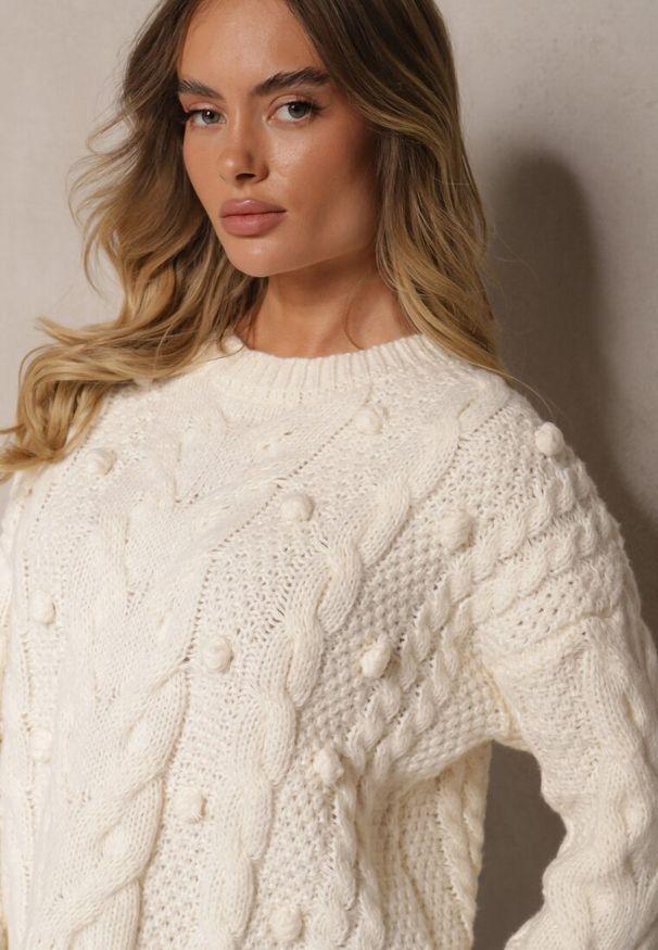 Renee - Jasnobeżowy Sweter z Wełną i Wiskozą Ozdobiony Tłoczeniem i Kulkami Vaiannae. Kolor: beżowy. Materiał: wiskoza, wełna. Wzór: aplikacja. Sezon: zima