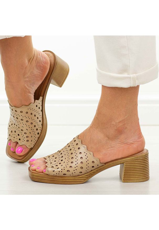 Beżowe klapki damskie na obcasie M.Daszyński 2598-7. Okazja: na co dzień. Kolor: beżowy. Materiał: skóra. Wzór: aplikacja. Sezon: wiosna, lato. Obcas: na obcasie. Styl: wizytowy, casual, klasyczny, elegancki. Wysokość obcasa: średni