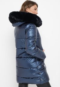 Born2be - Granatowa Pikowana Kurtka z Kapturem i Futerkiem Sahria. Okazja: na co dzień. Typ kołnierza: kaptur. Kolor: niebieski. Materiał: futro. Sezon: zima. Styl: klasyczny, casual, elegancki #5