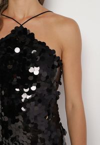 Born2be - Czarna Asymetryczna Sukienka Bogato Zdobiona Cekinami z Wiązaniem na Plecach Lericie. Kolor: czarny. Wzór: aplikacja. Typ sukienki: asymetryczne #4