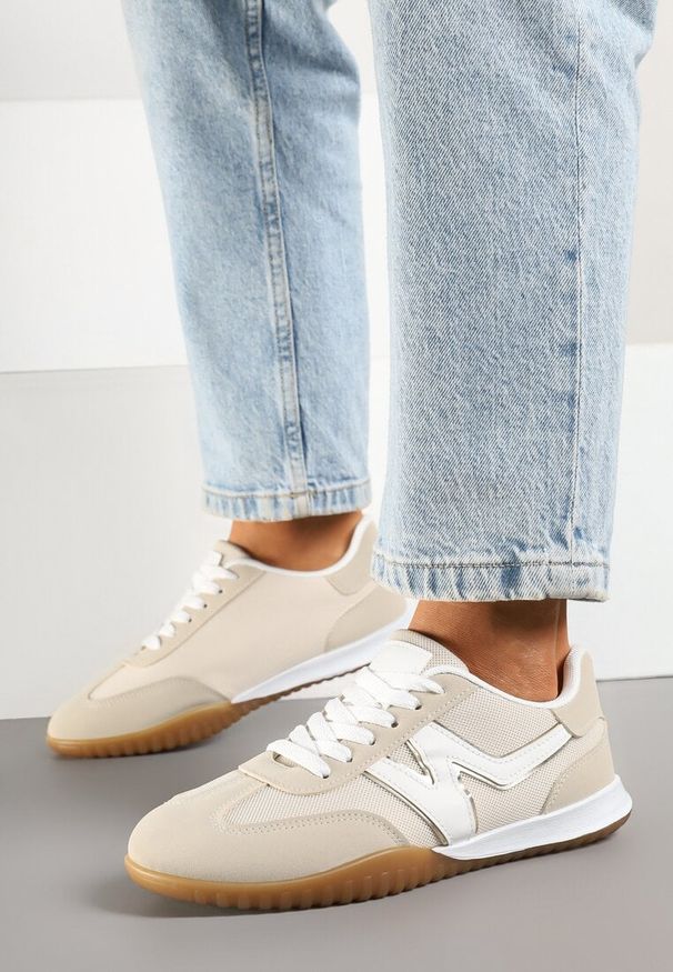 Renee - Beżowe Sneakersy Typu Klasyczne Tenisówki Zdobione Przeszyciami Elanioria. Okazja: na co dzień, do pracy. Zapięcie: sznurówki. Kolor: beżowy. Materiał: koronka, jeans. Wzór: aplikacja. Obcas: na obcasie. Wysokość obcasa: niski