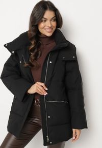 Born2be - Czarna Pikowana Kurtka o Kroju Oversize z Kapturem Kieszeniami i Cyrkoniami Metania. Okazja: na co dzień. Typ kołnierza: kaptur. Kolor: czarny. Materiał: dzianina, jeans. Długość rękawa: długi rękaw. Długość: długie. Wzór: aplikacja. Styl: wizytowy, casual, elegancki #6