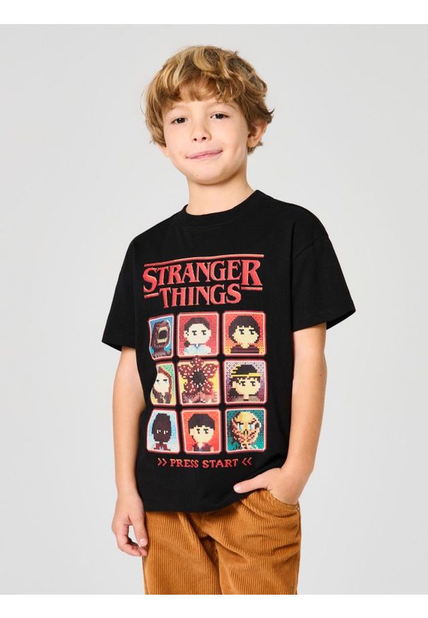 Sinsay - Bawełniana koszulka z nadrukiem Stranger Things - czarny. Kolor: czarny. Materiał: bawełna. Wzór: nadruk
