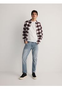 Reserved - Jeansy slim z efektem sprania - jasnoszary. Kolor: szary #1
