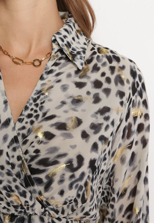 Born2be - Szara Sukienka Maxi w Cętki z Gumą w Pasie i Plecionym Paskiem z Klamrą Anandra. Kolor: szary. Materiał: guma. Wzór: nadruk. Typ sukienki: rozkloszowane, kopertowe. Długość: maxi