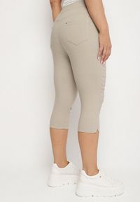 Born2be - Beżowe Spodnie z Bawełny o Kroju Capri Dolonisa. Okazja: na co dzień. Kolor: beżowy. Materiał: bawełna. Styl: młodzieżowy, elegancki, casual #6