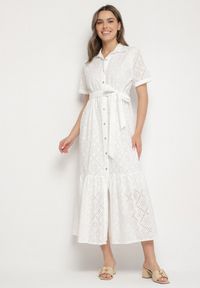 Born2be - Biała Bawełniana Sukienka Haftowana o Koszulowym Kroju z Wiązanym Paskiem Efrora. Okazja: na co dzień, na spacer, na imprezę. Kolor: biały. Materiał: bawełna. Długość rękawa: krótki rękaw. Wzór: haft. Typ sukienki: koszulowe. Styl: casual, elegancki #1