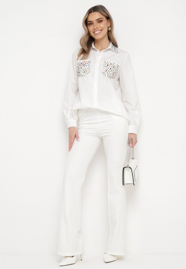 Born2be - Biała Koszula o Klasycznym Kroju Ozdobiona Cyrkoniami Eiremsa. Kolor: biały. Wzór: aplikacja. Styl: klasyczny