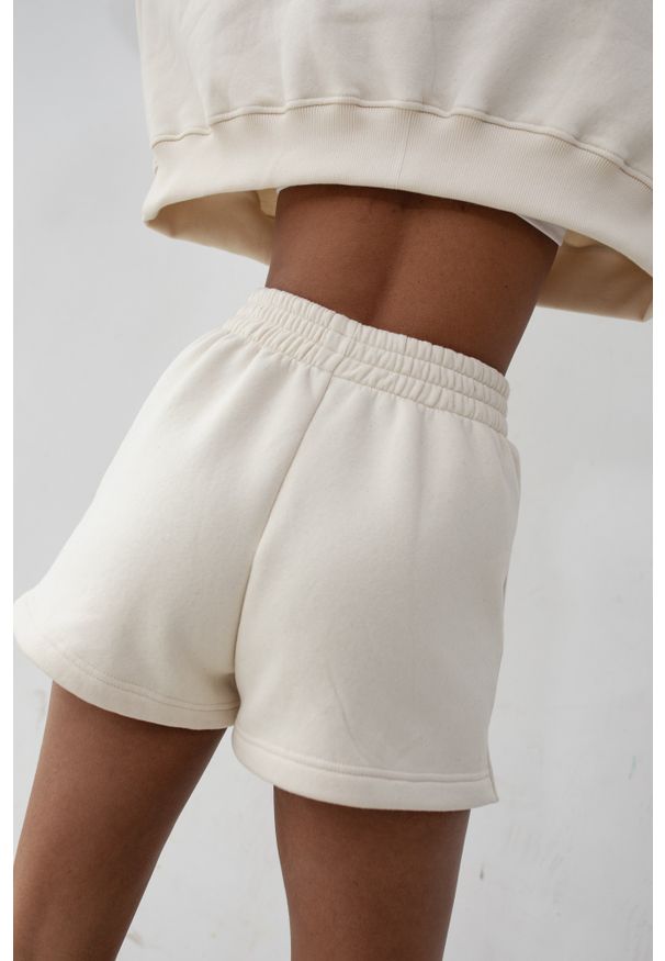 Marsala - Szorty z dzianiny dresowej z haftem MRSL w kolorze LIGHT BEIGE - LE PETIT. Okazja: na co dzień. Stan: podwyższony. Kolor: beżowy. Materiał: dzianina, dresówka. Wzór: haft. Styl: casual, sportowy