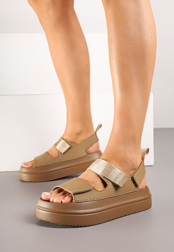 Born2be - Ciemnobeżowe Sandały na Piankowej Platformie z Zapięciem na Rzep Vonamia. Okazja: na co dzień. Zapięcie: rzepy. Kolor: beżowy. Sezon: lato. Obcas: na platformie. Styl: elegancki, casual, klasyczny