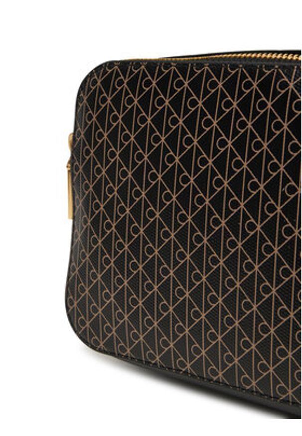 Calvin Klein Torebka Emblem Aop Elongated Camera Bag LV04F3268G Czarny. Kolor: czarny. Materiał: skórzane
