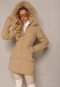 Renee - Ciemnobeżowa Pikowana Kurtka z Kapturem i Ozdobnym Futerkiem Zepiola. Typ kołnierza: kaptur. Kolor: beżowy. Materiał: futro #1