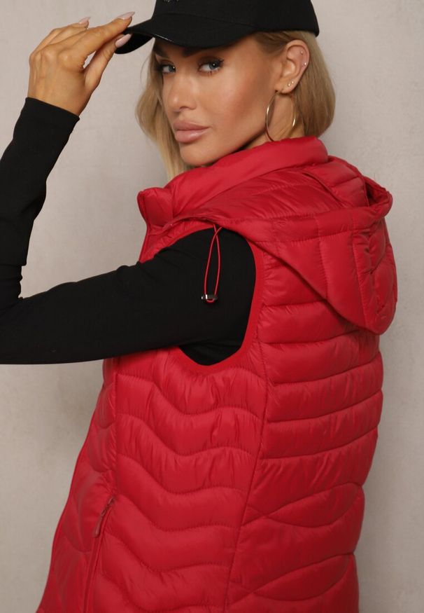 Renee - Czerwona Kamizelka Pikowana z Kieszeniami i Odpinanym Kapturem Sailenne. Okazja: na spacer. Kolor: czerwony. Materiał: bawełna, jeans. Styl: sportowy, elegancki