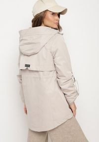 Born2be - Jasnobeżowa Kurtka Parka z Kapturem i Kieszeniami z Możliwością Ściągnięcia w Talii Kailisse. Okazja: na co dzień. Typ kołnierza: kaptur. Kolor: beżowy. Materiał: jeans. Styl: casual, klasyczny #2