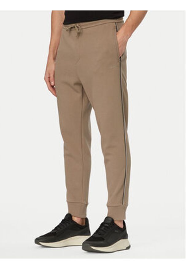 BOSS Dres 50555906 Beżowy ciemny Regular Fit. Kolor: beżowy. Materiał: syntetyk, bawełna