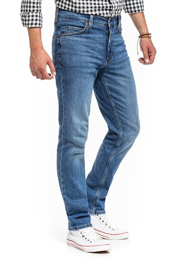 Mustang - MUSTANG TRAMPER TAPERED MĘSKIE SPODNIE JEANSOWE JEANSY DENIM BLUE 1014043 5000 682. Okazja: do pracy, na co dzień, na spotkanie biznesowe, na randkę. Styl: klasyczny, biznesowy, elegancki, casual, sportowy