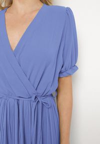 Born2be - Niebieska Kopertowa Sukienka z Bawełną i Paskiem Ivellevia. Okazja: na co dzień. Typ kołnierza: dekolt w serek. Kolor: niebieski. Materiał: bawełna. Długość rękawa: długi rękaw. Sezon: lato. Typ sukienki: kopertowe. Styl: klasyczny, casual, elegancki #4