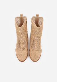 Born2be - Ciemnobeżowe Botki Kowbojki VICES na Stożku z Ażurową Cholewką Azivessa. Okazja: na co dzień. Kolor: beżowy. Materiał: jeans. Szerokość cholewki: normalna. Wzór: ażurowy. Sezon: wiosna. Obcas: na stożku. Styl: casual, klasyczny, boho #4