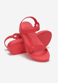 Renee - Czerwone Sandały Hermonice. Nosek buta: okrągły. Zapięcie: rzepy. Kolor: czerwony. Materiał: guma. Wzór: paski