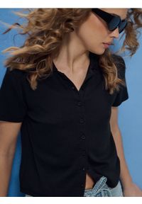 Sinsay - Bawełniana koszula z krótkim rękawem - czarny. Kolor: czarny. Materiał: bawełna. Długość rękawa: krótki rękaw. Długość: krótkie #1