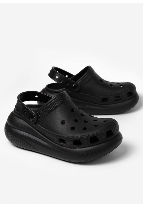 Crocs - Klapki damskie CROCS CLASSIC CRUSH CLOG. Okazja: do pracy, na spacer, na co dzień. Kolor: czarny. Styl: casual