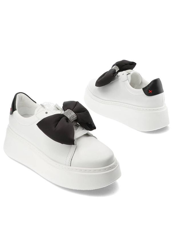 CheBello - Białe Sneakersy Chebello Modne Buty Damskie Z Kokardą. Kolor: biały. Materiał: skóra