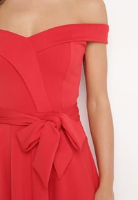 Born2be - Czerwona Elegancka Sukienka o Fasonie Hiszpanki z Materiałowym Paskiem Xaelia. Typ kołnierza: dekolt hiszpanka. Kolor: czerwony. Materiał: materiał. Styl: elegancki #7