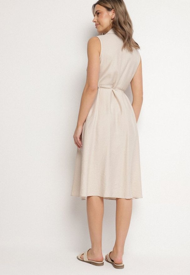 Born2be - Beżowa Koszulowa Sukienka z Wiskozy o Rozkoszowanym Kroju Wiązaniem z Frędzlami Zenbia. Okazja: na co dzień. Typ kołnierza: kołnierzyk klasyczny. Kolor: beżowy. Materiał: wiskoza. Typ sukienki: koszulowe. Styl: klasyczny, casual, elegancki