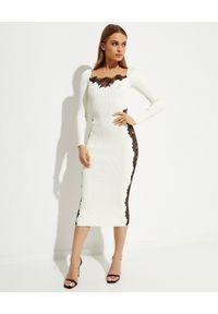 SELF PORTRAIT - Biała sukienka maxi z koronkowymi wstawkami. Typ kołnierza: dekolt kwadratowy. Kolor: czarny. Materiał: koronka. Długość rękawa: długi rękaw. Wzór: koronka. Długość: maxi #1