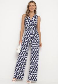 Born2be - Granatowo-Biały Taliowany Kombinezon z Kopertowym Dekoltem i Materiałowym Paskiem w Talii Feranea. Okazja: na co dzień. Kolor: niebieski. Materiał: materiał. Styl: klasyczny, casual, elegancki #5